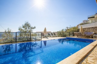 Villa Royal 2 – Kalkan Ortaalan’da Lüks ve Zarif Tatil Deneyimi