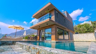 Villa Uğurlu – Kalkan’da Akdeniz Manzarasıyla Lüks ve Konfor